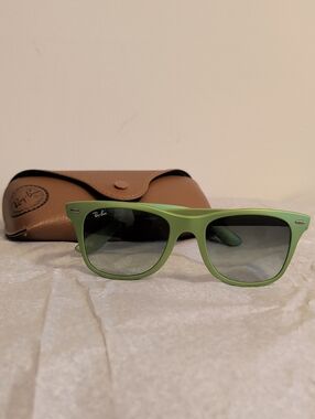 Ray-Ban Wayfarer Matte Green Sunglasses